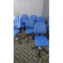 Blauw gestoffeerde bureaustoel